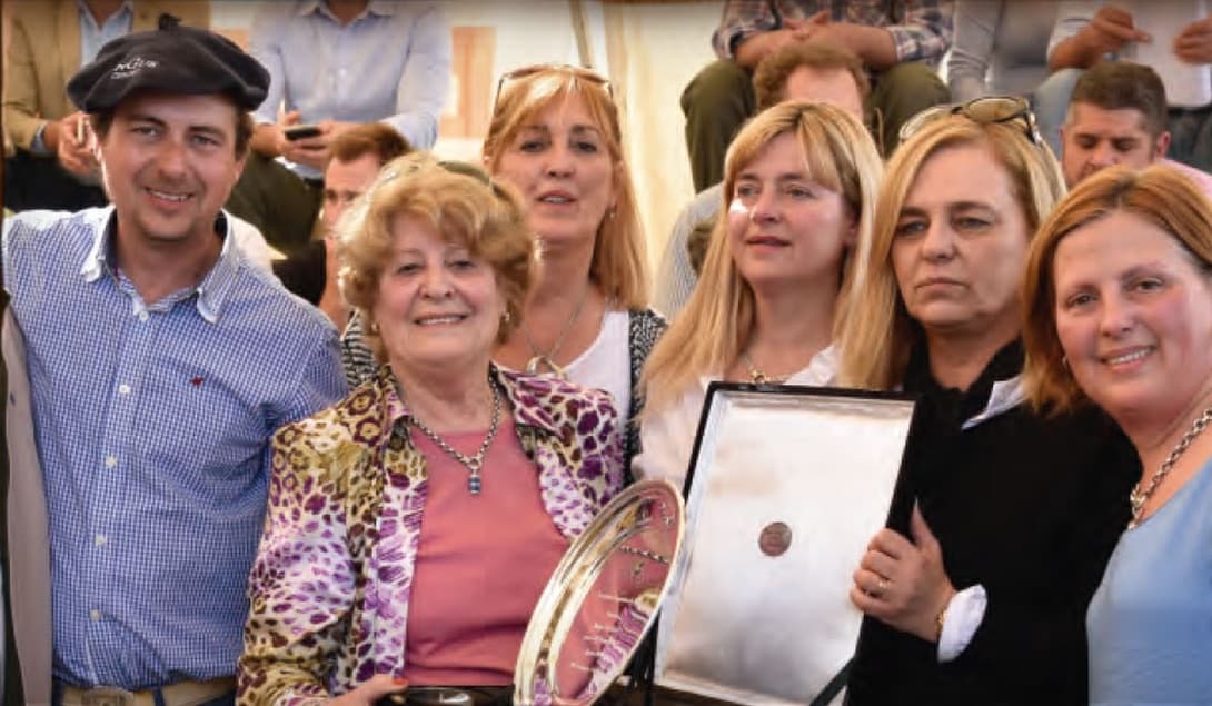 La familia de La Conquista de Lloret recibiendo un premio en el remate